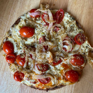 Dos masas de pizza de harina de almendras, con aceite de oliva, linaza y orégano